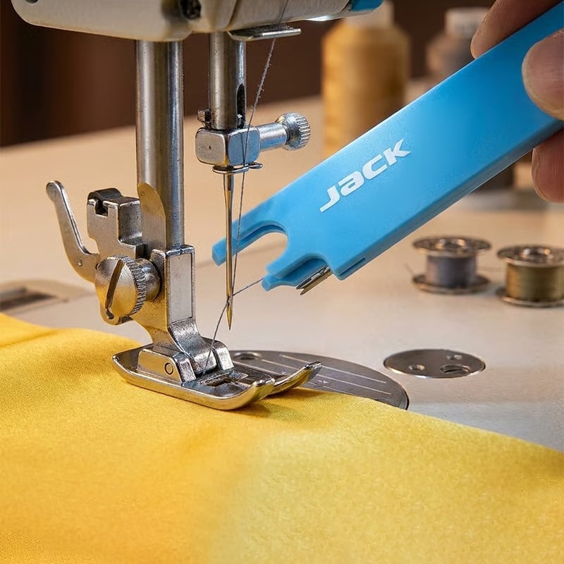 Accessoires de couture – enfile-aiguille universel