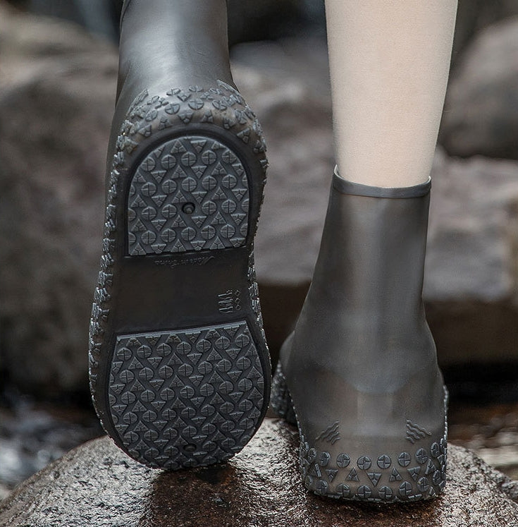 Fini les baskets mouillées ! Sur-chaussures pour forte pluie — Antidérapantes et pliables pour se glisser dans votre sac 🌧️