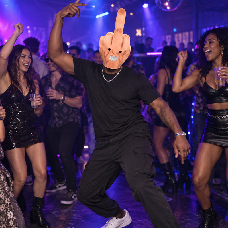 🖕 Le masque géant en forme de doigt d'honneur qui vole la vedette à la fête