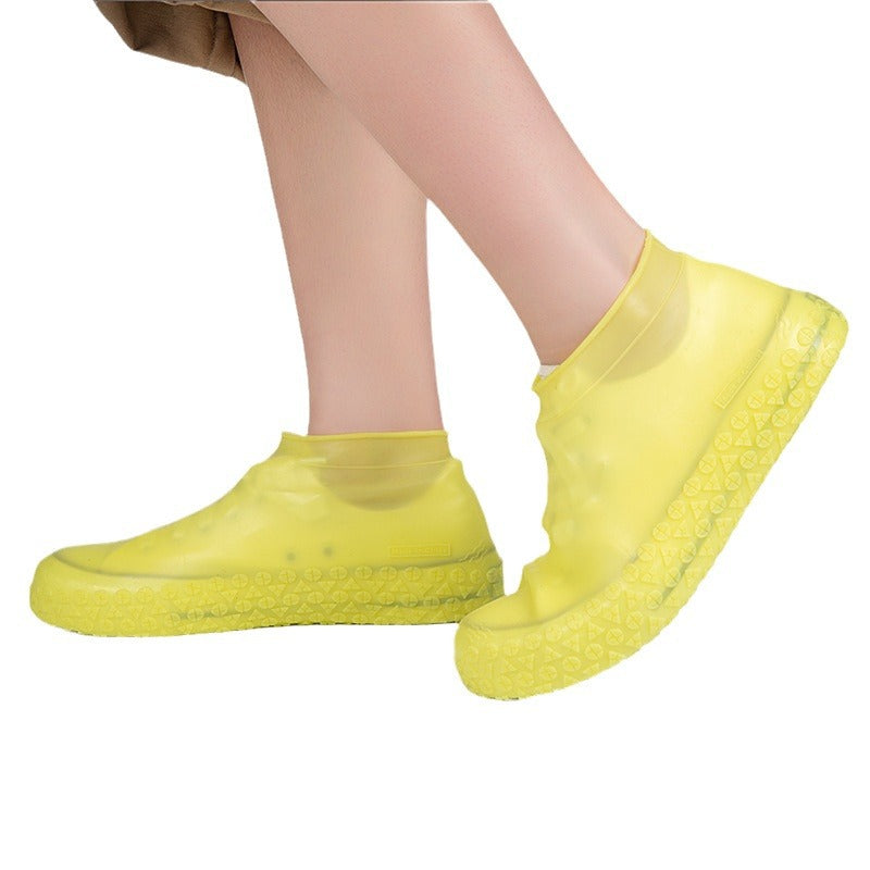 Fini les baskets mouillées ! Sur-chaussures pour forte pluie — Antidérapantes et pliables pour se glisser dans votre sac 🌧️