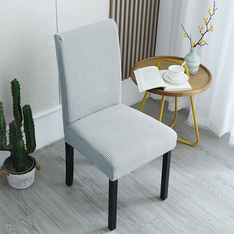 🪑Housses de chaise : redonnez instantanément un coup de jeune à une vieille chaise !